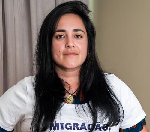 Mulher com cabelo preto longo, camiseta branca